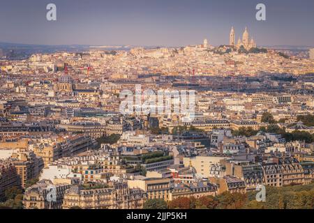 Toits parisiens de Montparnasse et Montmartre au lever du soleil Paris, France Banque D'Images