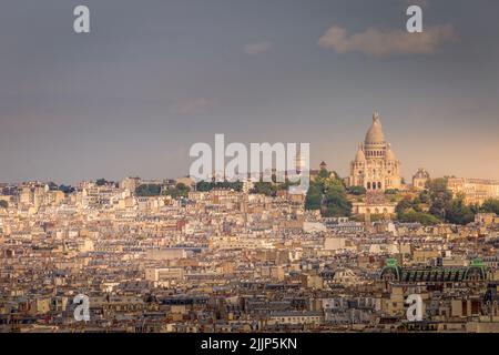 Toits parisiens de Montparnasse et Montmartre au lever du soleil Paris, France Banque D'Images