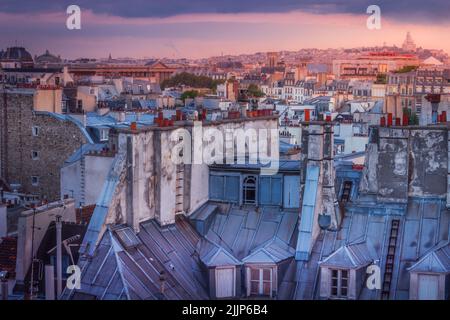 Toits parisiens de Montparnasse et Montmartre à l'aube de Paris, France Banque D'Images
