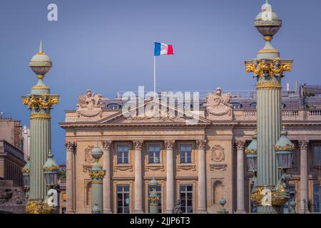 Drapeau français et place de la Concorde à Paris, France Banque D'Images