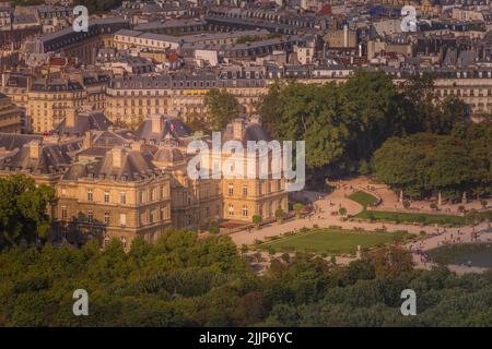 Les jardins du Luxembourg et les toits du quartier latin au lever du soleil de Paris, France Banque D'Images