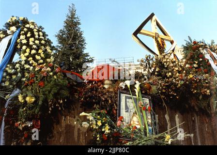 Bucarest, Roumanie, janvier 1990. Mémorial pour les victimes de la révolution anticommuniste roumaine de décembre 1989 sur la place Romana, l'un des points clés du soulèvement. Banque D'Images