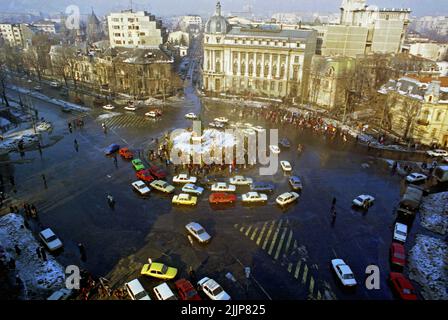 Bucarest, Roumanie, janvier 1990. Mémorial pour les victimes de la révolution anticommuniste roumaine de décembre 1989 au centre de la place Romana, l'un des points clés du soulèvement. Les gens se sont rassemblés tous les jours dans les semaines suivant l'événement, pour déposer des fleurs, allumer des bougies et prier. Banque D'Images