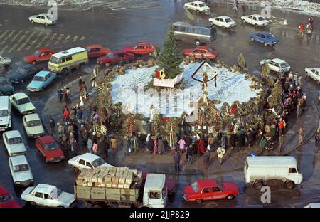 Bucarest, Roumanie, janvier 1990. Mémorial pour les victimes de la révolution anticommuniste roumaine de décembre 1989 au centre de la place Romana, l'un des points clés du soulèvement. Les gens se sont rassemblés tous les jours dans les semaines suivant l'événement, pour déposer des fleurs, allumer des bougies et prier. Banque D'Images