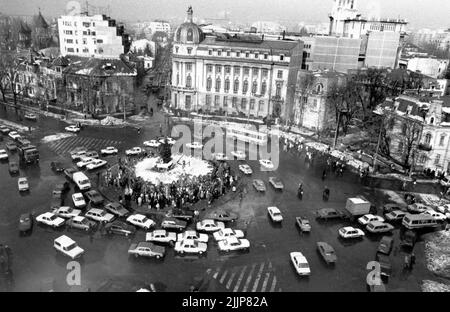 Bucarest, Roumanie, janvier 1990. Mémorial pour les victimes de la révolution anticommuniste roumaine de décembre 1989 au centre de la place Romana, l'un des points clés du soulèvement. Les gens se sont rassemblés tous les jours dans les semaines suivant l'événement, pour déposer des fleurs, allumer des bougies et prier. Banque D'Images