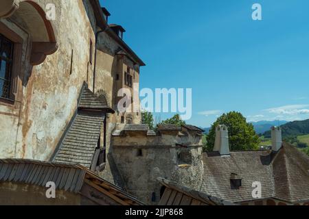 Vue sur les murs du château d'Orava. Nuages effilochés. Une colline surcultivée avec des arbres Banque D'Images