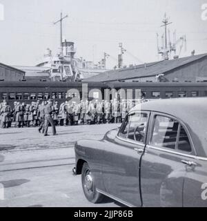 Les troupes américaines pendant la guerre de Corée. Noté au dos: 'Yokahama Dock.' En date du 17 1952 janvier. De la collection de Henry G. Shebley. Banque D'Images