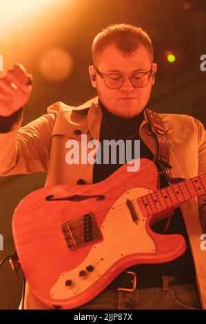 Le groupe de Lathums joue en direct à un concert et se concentre sur le guitariste principal Scott Concepcion Banque D'Images