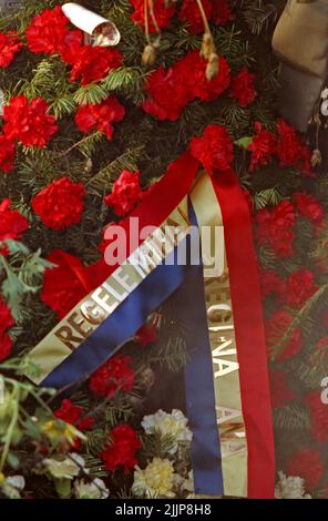 Bucarest, Roumanie, janvier 1989. Quelques jours après la sanglante révolution anticommuniste de décembre 1989, des fleurs sont déposées sur la place de l'université, l'un des points clés du soulèvement. Cet arrangement de fleurs de sympathie a été envoyé par la famille royale roumaine de leur exil. Banque D'Images