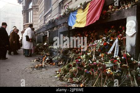 Bucarest, Roumanie, janvier 1990. Des bougies brûlent pour les victimes de la révolution anticommuniste roumaine de décembre 1989 sur la place de l'Université, l'un des points clés du soulèvement. Banque D'Images