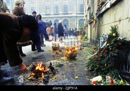 Bucarest, Roumanie, janvier 1990. Des bougies brûlent pour les victimes de la révolution anticommuniste roumaine de décembre 1989 sur la place de l'Université, l'un des points clés du soulèvement. Banque D'Images