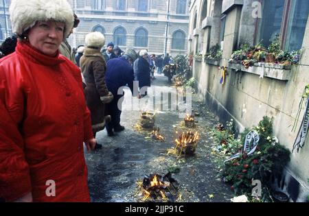 Bucarest, Roumanie, janvier 1990. Des bougies brûlent pour les victimes de la révolution anticommuniste roumaine de décembre 1989 sur la place de l'Université, l'un des points clés du soulèvement. Banque D'Images