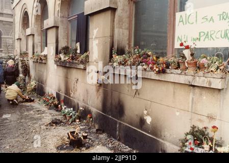 Bucarest, Roumanie, janvier 1990. Des bougies brûlent pour les victimes de la révolution anticommuniste roumaine de décembre 1989 sur la place de l'Université, l'un des points clés du soulèvement. Banque D'Images