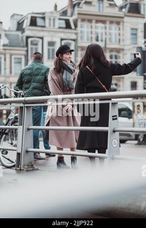Deux femmes prenant le selfie à Amsterdam Banque D'Images