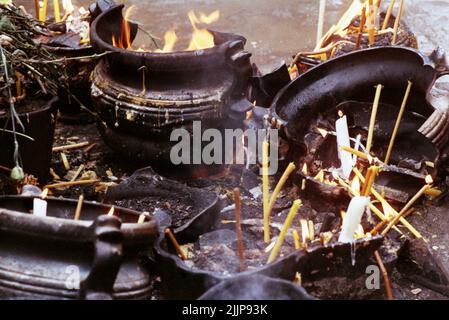 Bucarest, Roumanie, janvier 1990. Des bougies brûlent pour les victimes de la révolution anticommuniste roumaine de décembre 1989 sur la place de l'Université, l'un des points clés du soulèvement. Banque D'Images