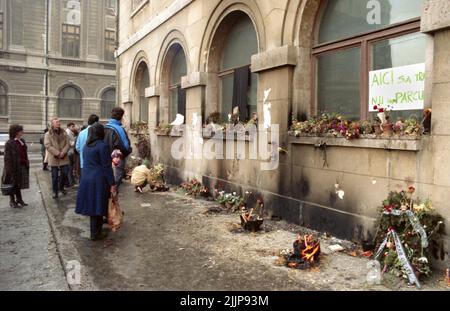 Bucarest, Roumanie, janvier 1990. Des bougies brûlent pour les victimes de la révolution anticommuniste roumaine de décembre 1989 sur la place de l'Université, l'un des points clés du soulèvement. Banque D'Images