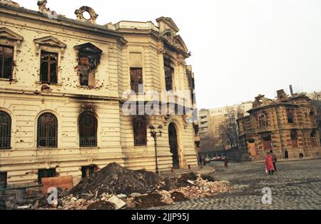 Bucarest, Roumanie, janvier 1990. Les bâtiments se sont détériorés par les coups de feu lors de la révolution anticommuniste roumaine de décembre 1989. Banque D'Images
