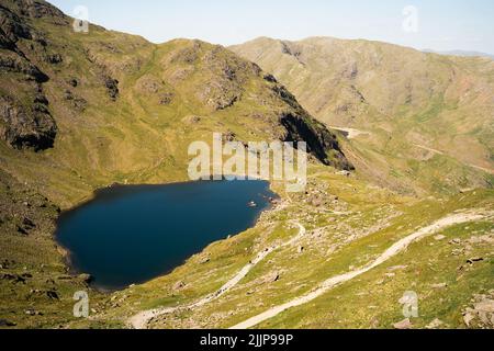 Les leviers l'eau au-dessous du vieil homme de Coniston lors d'une journée ensoleillée dans le Lake District en Angleterre Banque D'Images