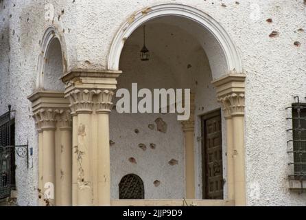 Bucarest, Roumanie, janvier 1990. La résidence de l'ambassadeur britannique (près du siège de la chaîne de télévision publique roumaine), détériorée par les coups de feu lors de la révolution anticommuniste de décembre 1989. Banque D'Images