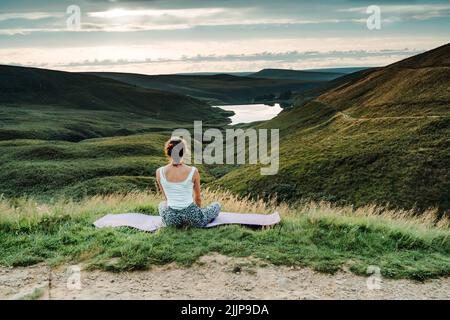 Wessenden Head Reservoir depuis le drone, femme regardant le coucher du soleil au parc national de Peak District pendant l'été, Angleterre, Royaume-Uni Banque D'Images