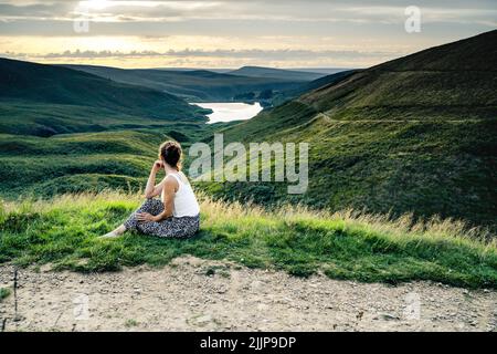 Wessenden Head Reservoir depuis le drone, femme regardant le coucher du soleil au parc national de Peak District pendant l'été, Angleterre, Royaume-Uni Banque D'Images