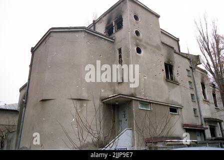 Bucarest, Roumanie, janvier 1990. Le bâtiment de la rue Pangratti, près du siège de la chaîne de télévision roumaine publique, s'est détérioré par les coups de feu lors de la révolution anticommuniste de décembre 1989. Banque D'Images