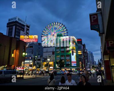 Une belle vue sur la grande roue de Noria à Susukino, Sapporo dans la soirée Banque D'Images