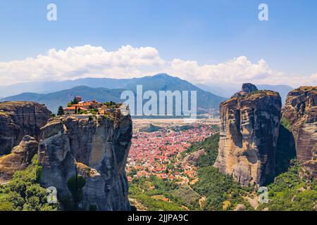 La ville de Kalabaka et les célèbres monastères sur les sommets des piliers de pierre à Meteora. Vue panoramique aérienne. Photo de haute qualité Banque D'Images