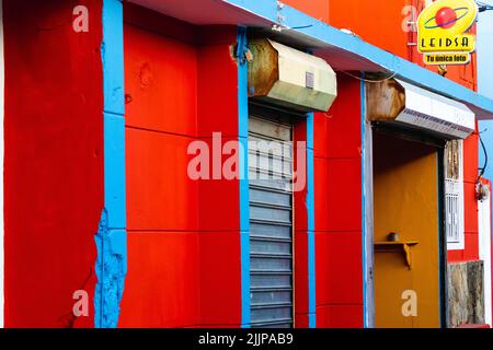 Certains magasins fermés dans les rues de Puerto Plata, République dominicaine Banque D'Images