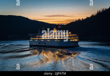 BC Ferries compagnie de passagers Spirit of British Columbia sur la mer à l'heure du coucher du soleil. BC Ferries bateau sur le magnifique océan Pacifique et les montagnes Banque D'Images