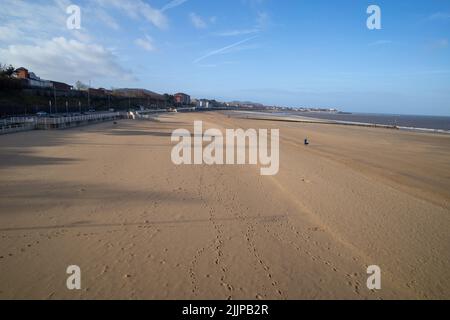 Vue sur la plage par une journée ensoleillée dans la baie de Colwyn, au nord du pays de Galles Banque D'Images