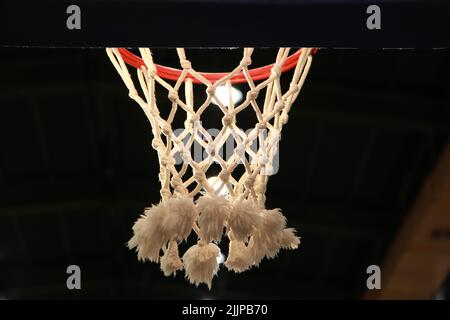 Gros plan d'un filet de basket-ball dans l'obscurité. Banque D'Images