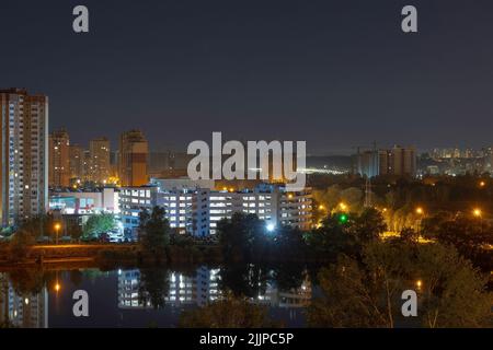 Paysage urbain nocturne de la grande ville. Lumière éclatante et multicolore sur le couvre-feu dans les rues vides. Immeubles d'appartements dans la chambre à coucher communauté, de banlieue à Banque D'Images