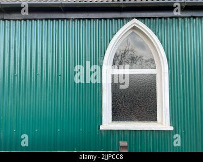 Gros plan d'une fenêtre de l'église de la Mission St Marys avec cadres blancs et mur en étain vert à Warrens Row au royaume-Uni Banque D'Images