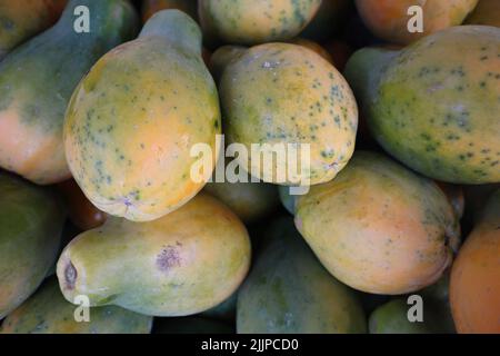 Un gros plan de fruits papaye à Kona, marché agricole d'Hawaï Banque D'Images