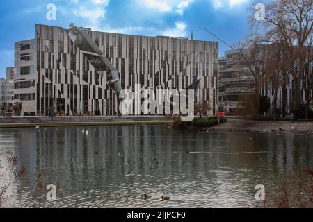 Un paysage d'un étang avec des canards nageurs entouré de bâtiments modernes à Düsseldorf, Allemagne Banque D'Images