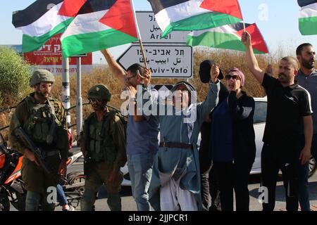 Salfit. 27th juillet 2022. Les manifestants palestiniens ont crié des slogans lors d'une manifestation contre l'expansion des colonies juives dans le village de Kifl Haris, près de la ville de Salfit, en Cisjordanie, sur 27 juillet 2022. Crédit: Nidal Eshtayeh/Xinhua/Alamy Live News Banque D'Images