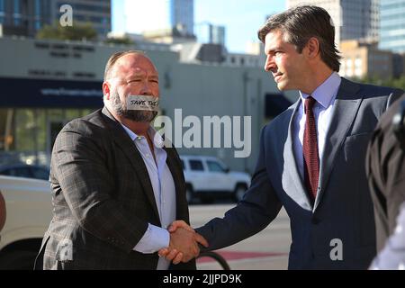 ALEX JONES, l, arrive au palais de justice du comté de Travis mardi, 26 juillet 2022, avec un morceau de ruban adhésif sur sa bouche qui indique “Save the 1st.” Il a serré la main avec son avocat, ANDINO REYNAL. Jones a été trouvé pour avoir diffamé les parents d'un étudiant de Sandy Hook pour avoir appelé l'attaque un canular. Crédit: Briana Sanchez/PISCINE Banque D'Images