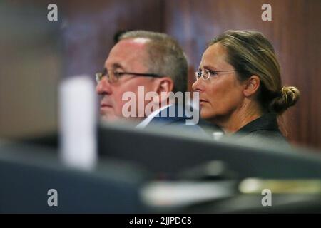 SCARLETT LEWIS, r, et NEIL HESLIN, l, les parents de la victime de tir de Sandy Hook de 6 ans, Jesse Lewis, cherchent deux prix de $150 millions de la part du théoricien de la conspiration basé à Austin, Alex Jones (non montré) au tribunal de mardi, 26 juillet 2022, au palais de justice du comté de Travis à Austin. Crédit: Briana Sanchez/PISCINE Banque D'Images