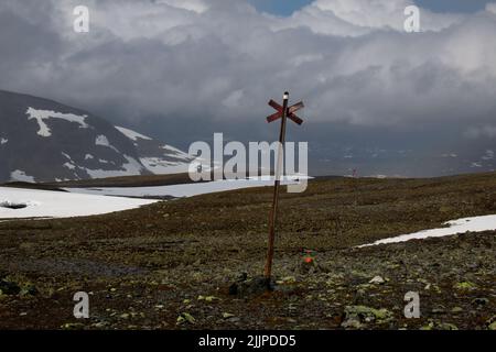 Un panneau de sentier d'hiver le long du sentier de randonnée en direction de la station de montagne Sylarna, Jamtland, Suède Banque D'Images