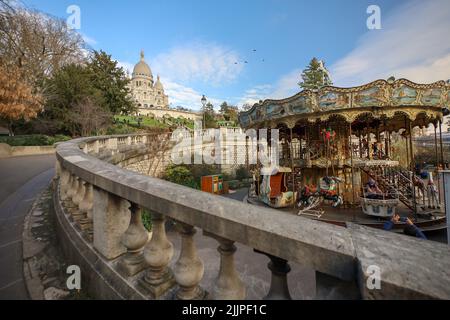 Touristes marchant sur le fond de la basilique du Sacré-cœur, colline de Montmartre, France Banque D'Images