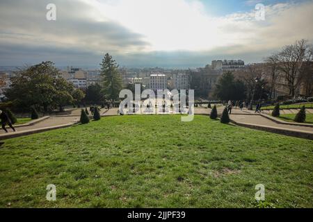 Vue panoramique sur un parc à Paris, en France, près de la basilique du Sacré-cœur, colline de Montmartre Banque D'Images