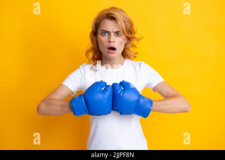 Femme en gants de boxe. Le concept de compétition d'entreprise gagnant. Banque D'Images