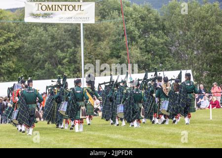 Tomintoul Highland Games, Huntley et le groupe de tubes de district se produire aux jeux des Highlands à l'été 2022, Scotland Highlands, Royaume-Uni Banque D'Images