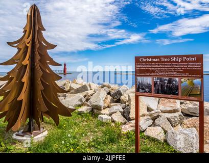 Le phare d'Algoma Pierhead à partir de Christmas Tree Ship point sur le lac Michigan, dans Algoma Wisconsin Banque D'Images