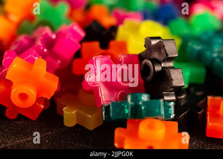 Un gros plan des pièces de jouet de constructeur colorées Banque D'Images