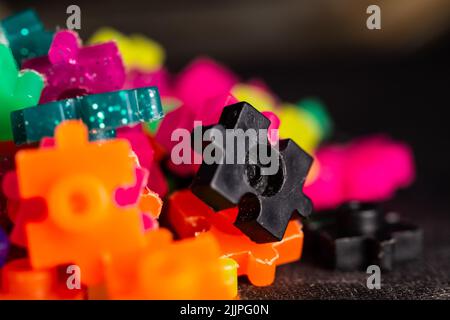 Un gros plan des pièces de jouet de constructeur colorées Banque D'Images