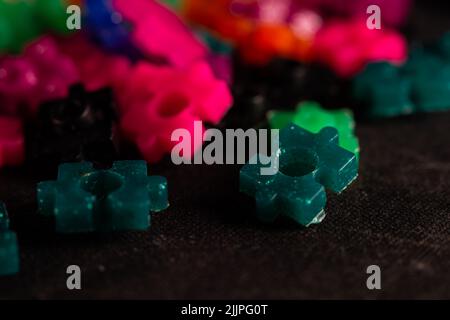 Un gros plan des pièces de jouet de constructeur colorées Banque D'Images