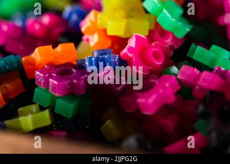 Un gros plan des pièces de jouet de constructeur colorées Banque D'Images