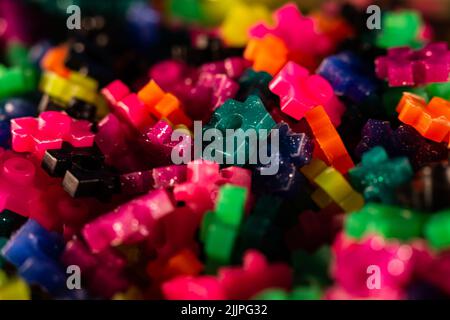 Un gros plan des pièces de jouet de constructeur colorées Banque D'Images